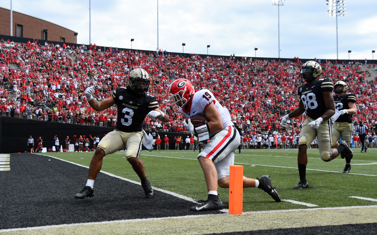 Brock Bowers has been a breakout star in 2021 over other big-name Georgia tight ends. 